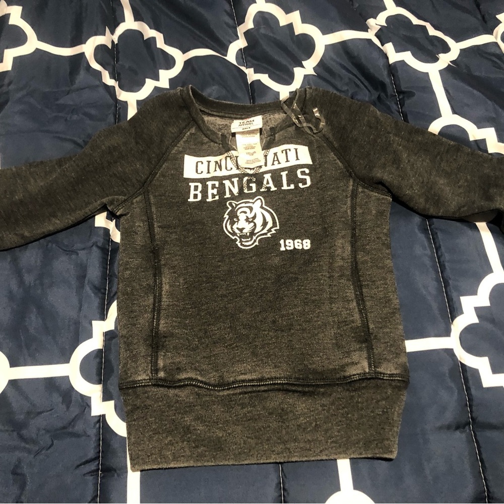 Lil girls  x-small bengals football long sleeve sweater with side pockets NWOT
